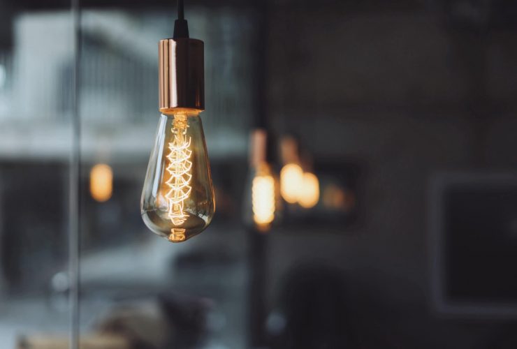 Lampa podłogowa czy wisząca