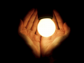 Ile lumenów do salonu