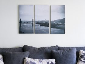 Pusta ściana w salonie