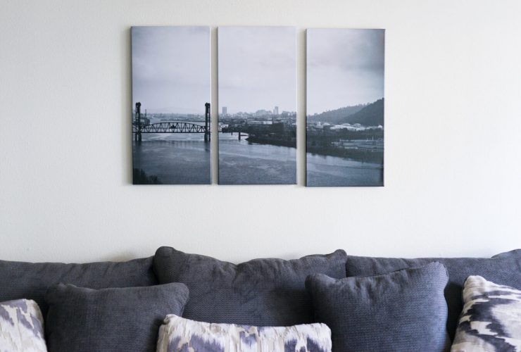 Pusta ściana w salonie