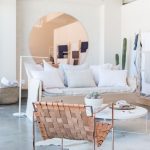 jak powiesić lustro w salonie