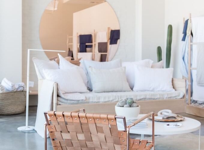 jak powiesić lustro w salonie