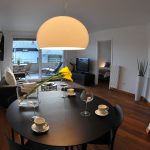 Jak urządzić mały salon ze stołem?