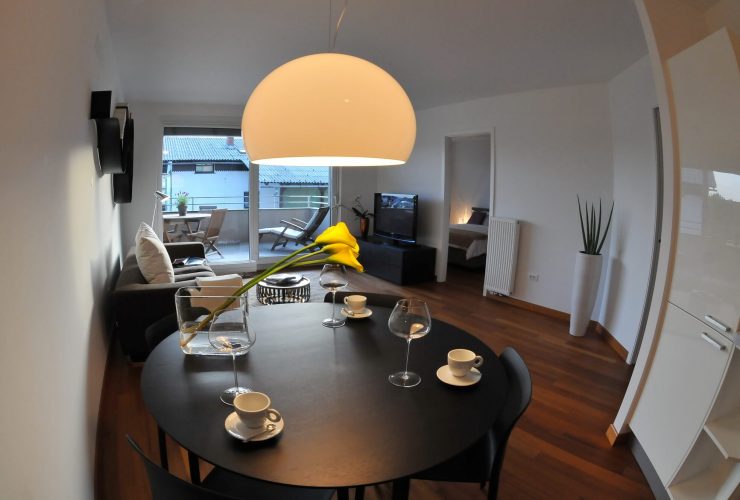 Jak urządzić mały salon ze stołem?